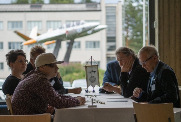 49 Kokousväkeä